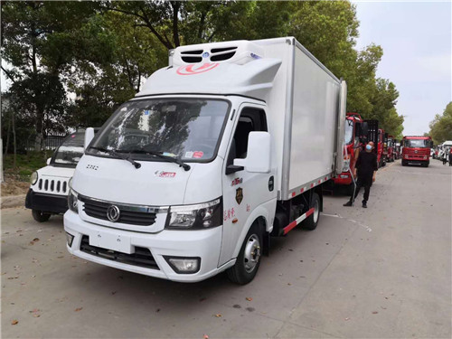 國(guó)六東風(fēng)途逸汽油冷藏車(chē)?yán)峡蛻?hù)又自提一臺(tái)